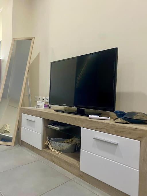 Cozy Apartment Near To The Airport Kouvarás エクステリア 写真